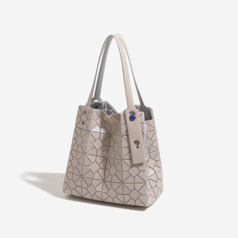 Sac fourre-tout géométrique à  - Women Bags 2026 Trends avis et prix