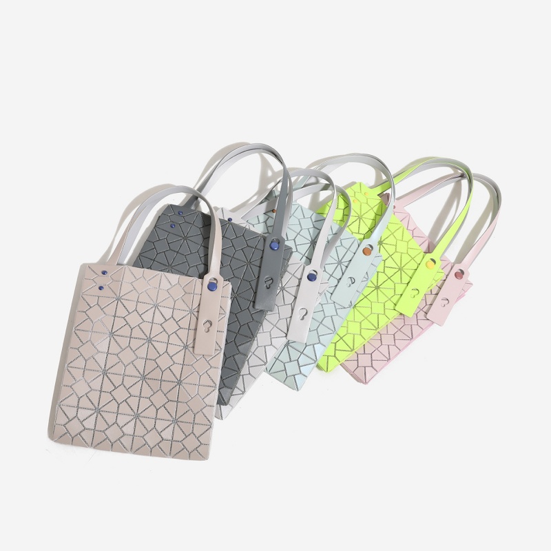 Sac fourre-tout géométrique à  - Women Bags 2026 Trends avis et prix