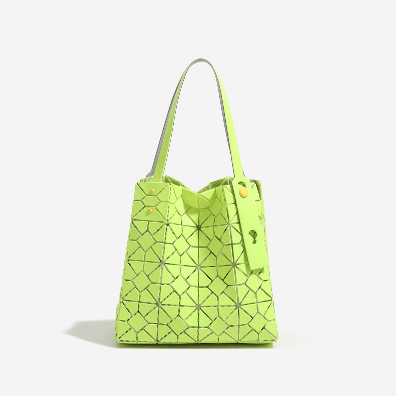 Sac fourre-tout géométrique à  - Women Bags 2026 Trends avis et prix
